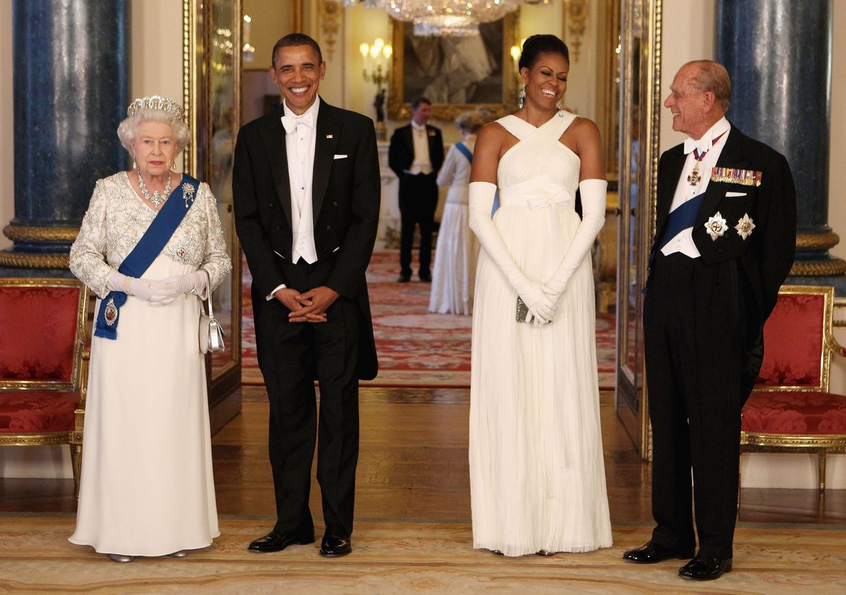 London, Anglija, 24. maj Lr kraljica Elizabeta II pozira z nami predsednik Barack Obama, njegova žena michelle obama in princ Philipp, vojvoda edinburški v glasbeni sobi Buckinghamske palače pred državnim banketom 24. maja 2011 v Londonu, Anglija, 44. predsednik ZDA, barack obama in njegova žena michelle sta na povabilo hm kraljice elizabeth ii v Veliki Britaniji na dvodnevnem državnem obisku, ki se bosta med potovanjem udeležila državnega banketa v buckinghamski palači, predsednik pa bo nagovoril obe hiši parlamenta v Westminsterski dvorani fotografija chris jackson wpa poolgetty images