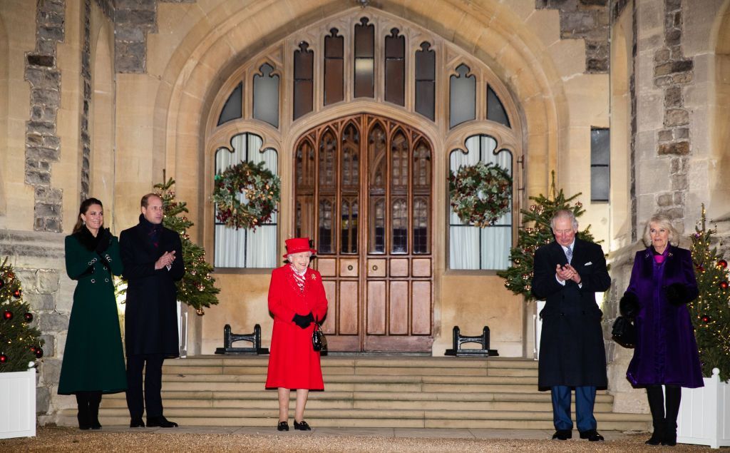 windsor, angland december 08 catherine, vojvodinja od cambridgea, princ william, vojvoda od cambridgea, kraljica elizabeth ii, princ charles, princ od Walesa, camilla, vojvodinja od cornwall -a počakajte, da se zahvalite lokalnim prostovoljcem in ključnim delavcem za delo, ki ga opravljajo med pandemija koronavirusa in čez božič v štirikotniku gradu Windsor 8. decembra 2020 v mestu Windsor, Anglija, fotografija poolsamir husseinwireimage