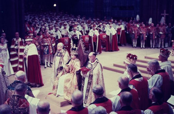 2. junij 1953 kraljica Elizabeta II na slovesnosti ob kronanju v Westminsterski opatiji, London fotografija hulton archivegetty images