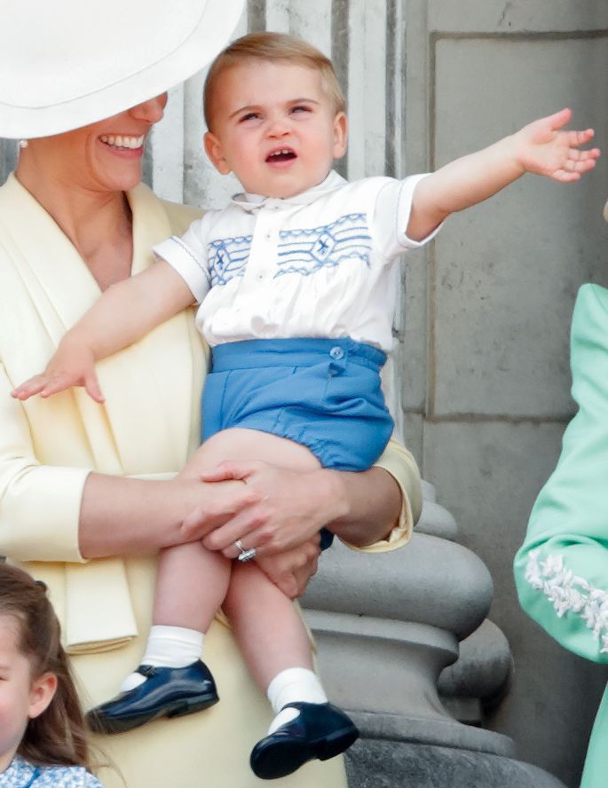 Le prince Louis a l'air tellement grandi (et tout comme son frère le prince George) sur cette nouvelle photo