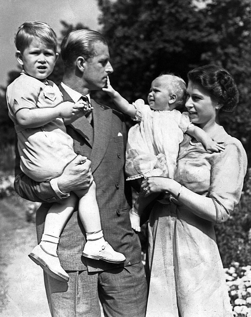 karalienė Elizabeth II ir jos vyras princas Philipas su dviem vaikais princas Charlesas ir princesė Anne apie 1951 m.