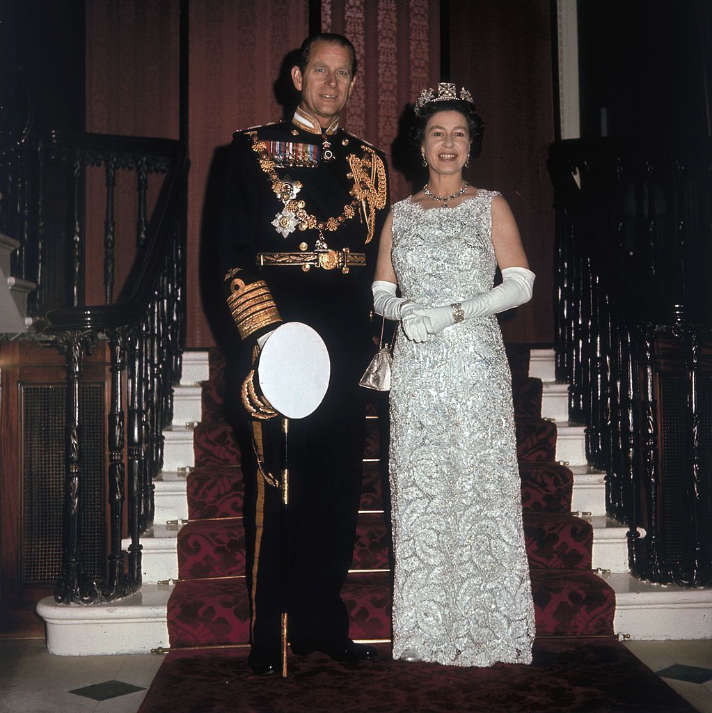 karalienė Elžbieta II ir Edinburgo princas Philipas kunigaikštis 25 -ųjų sidabrinių vestuvių metinių minėjimo proga Bekingemo rūmuose, 1972 m. lapkričio 20 d., hultono archyvo nuotrauka