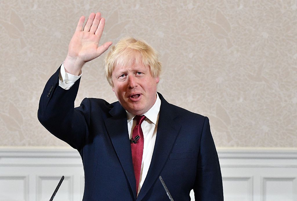 Zdi se, da Boris Johnson zavrača pozive k dopustu zaradi splava