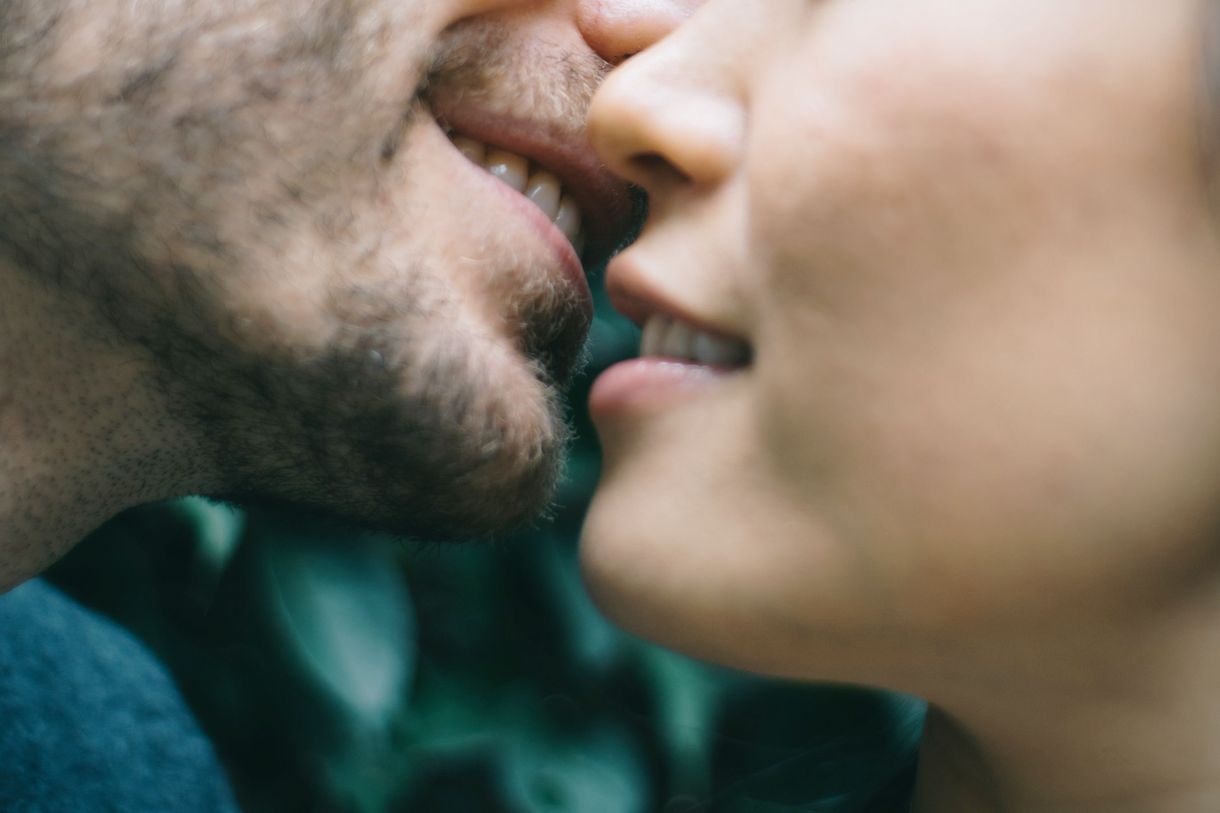 15 žensk deli svoje najlepše zgodbe o prvem poljubu