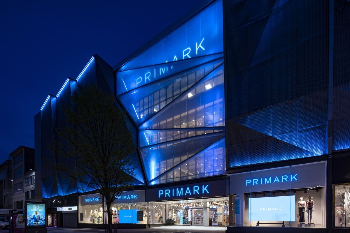 Inne i verdens største Primark i Birmingham
