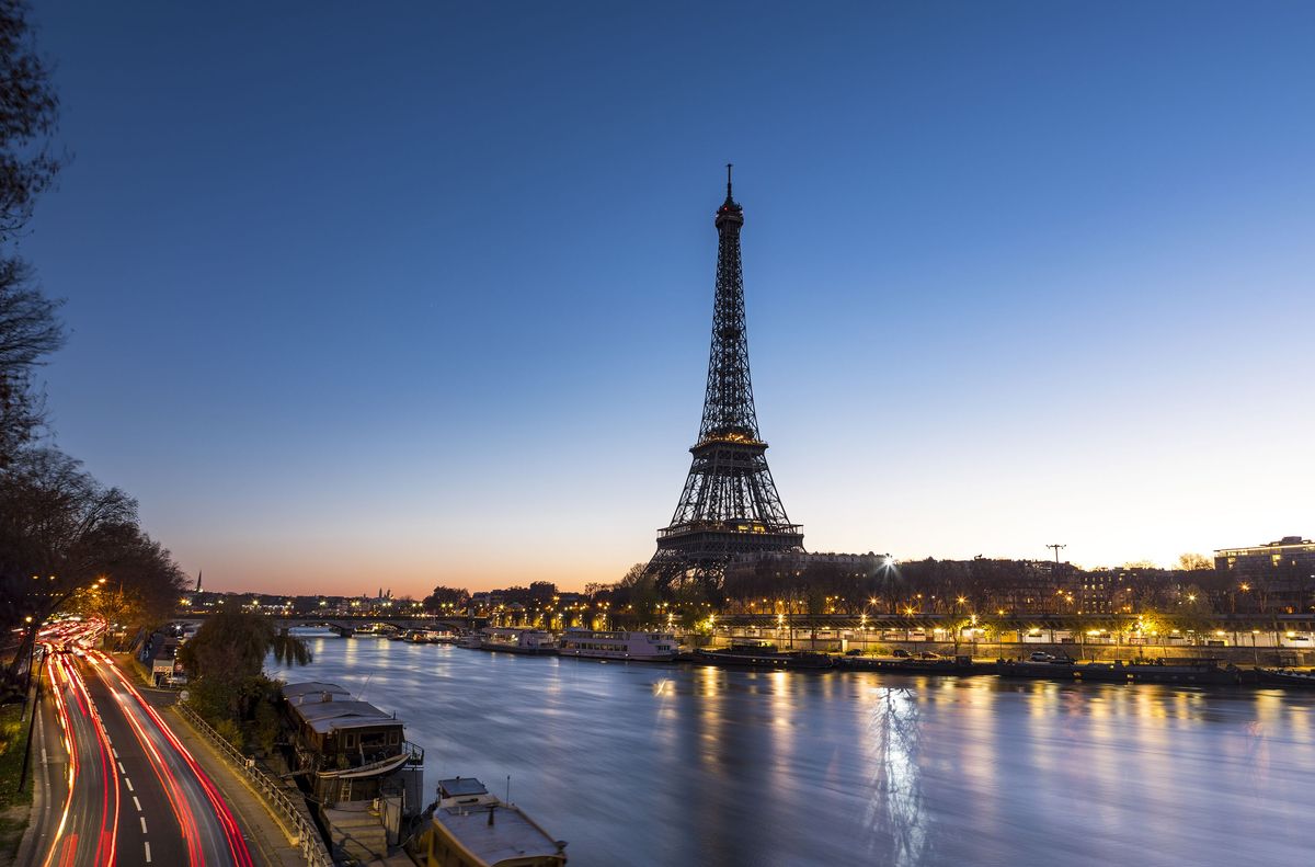 Восход солнца на Эйфелевой башне в Париже вдоль Сены