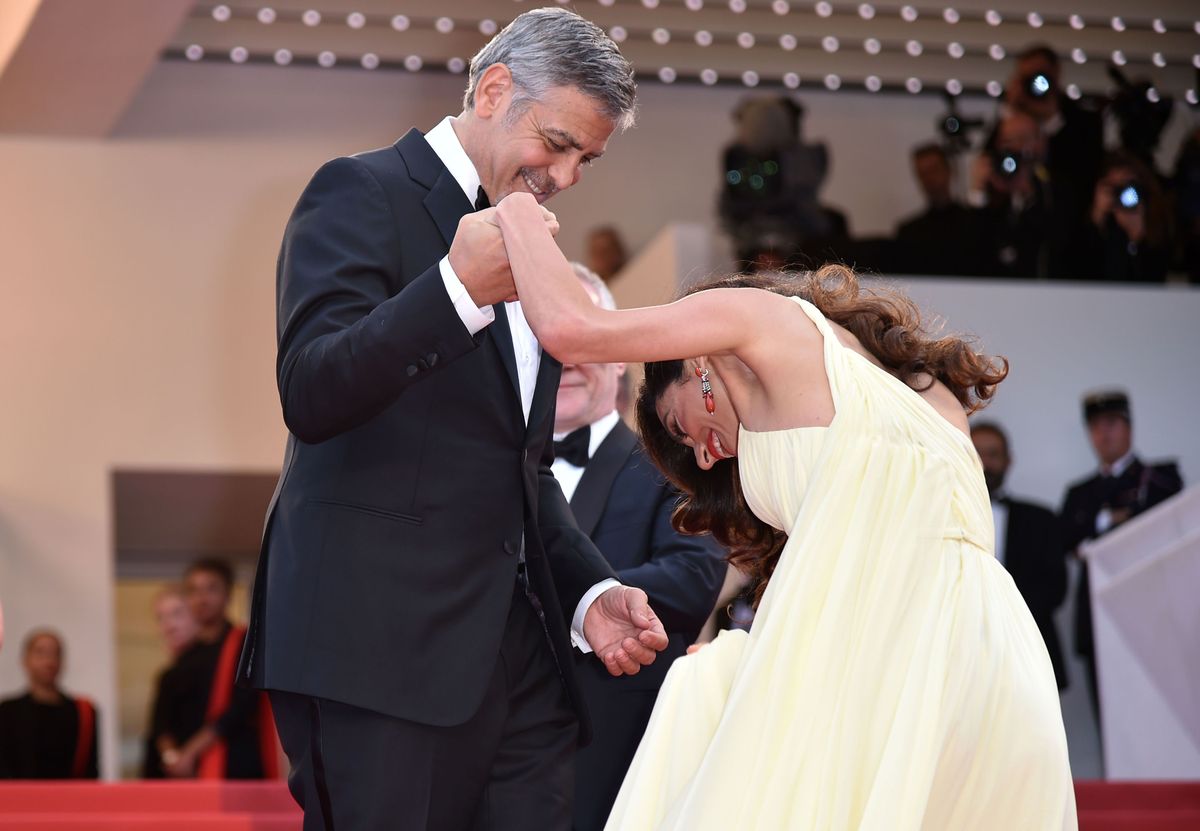 Amal Clooney on Cannesissa jonkun miehen kanssa smokissa