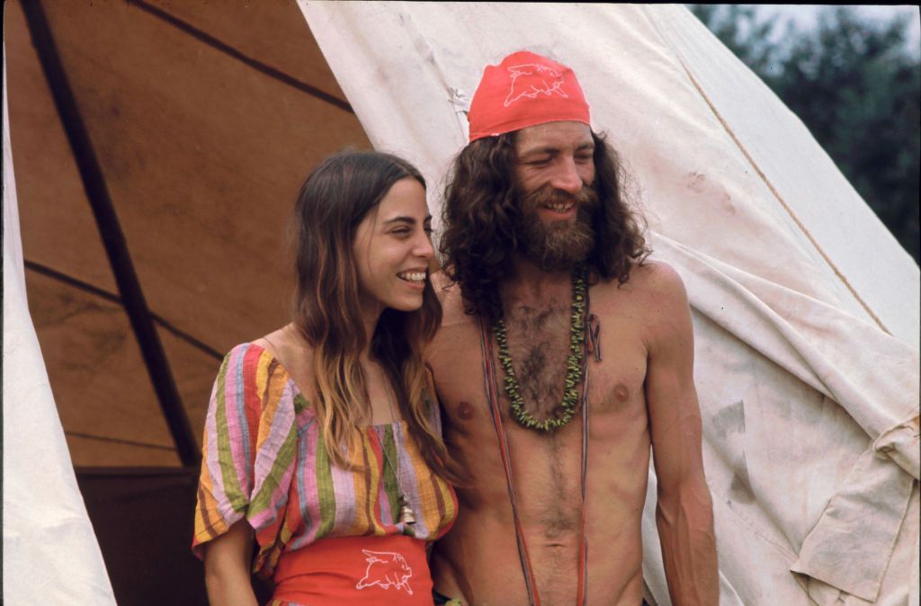 Un couple au festival de musique de Woodstock