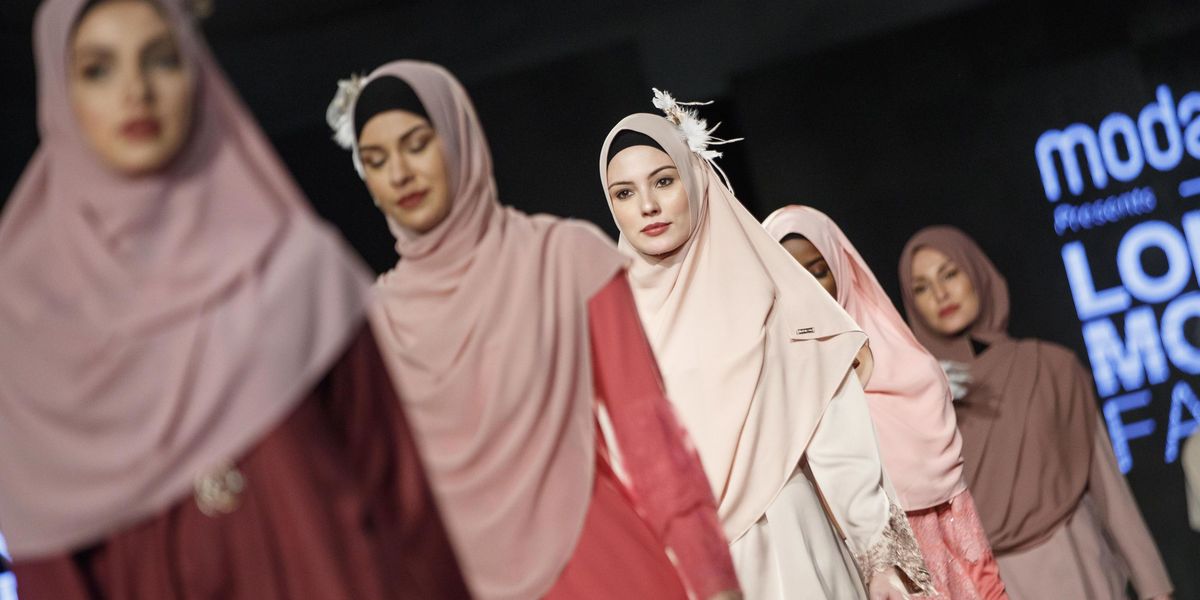 Dolce & Gabbana에서 Debenhams까지 - 디자이너들이 마침내 겸손한 패션을 수용하는 방법